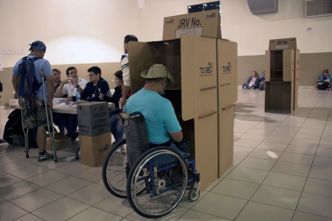 Un ciudadano emite su voto durante las elecciones presidenciales salvadoreñas en San Salvador, el 3 de febrero de 2019.