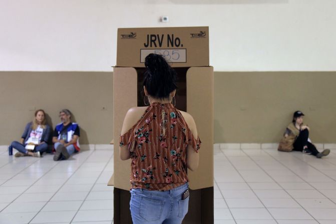 Una mujer vota durante las elecciones presidenciales salvadoreñas en una mesa electoral en San Salvador, el 3 de febrero de 2019.