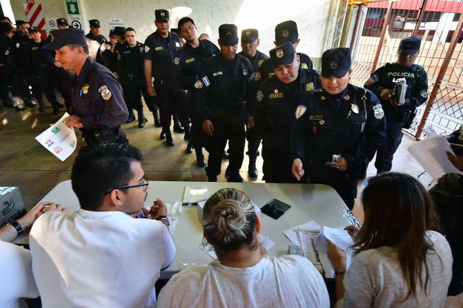 Los oficiales de policía hicieron cola para votar durante las elecciones presidenciales salvadoreñas en una mesa electoral en San Salvador, el 3 de febrero de 2019.