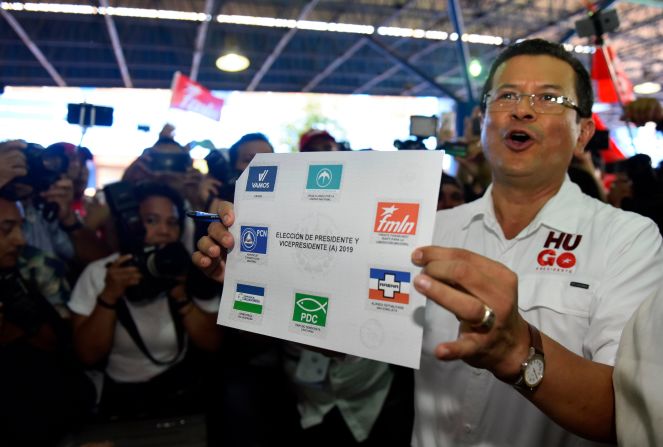 El candidato presidencial salvadoreño Hugo Martínez, del Frente Farabundo Martí de Liberación Nacional (FMLN), muestra una boleta electoral mientras vota durante las elecciones presidenciales salvadoreñas en un colegio electoral en San Salvador, el 3 de febrero de 2019.