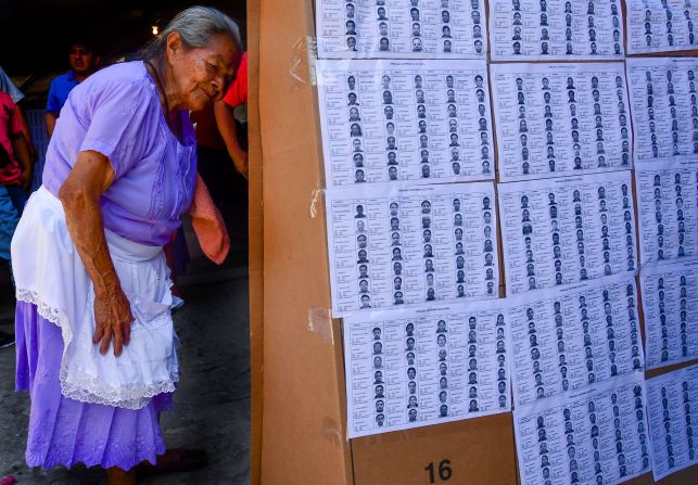 Una mujer verifica el censo electoral (que también se muestra en el otro lado del muro) en una mesa electoral en la Escuela Bernardino Villamarion en Panchimalco, durante las elecciones presidenciales salvadoreñas.