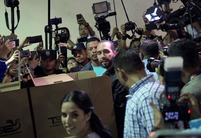 El candidato presidencial salvadoreño Nayib Bukele (C), de la Gran Alianza Nacional (GANA), y su esposa, Gabriela Rodríguez (en primer plano), votan durante la elección presidencial salvadoreña en una mesa electoral en San Salvador, el 3 de febrero de 2019.