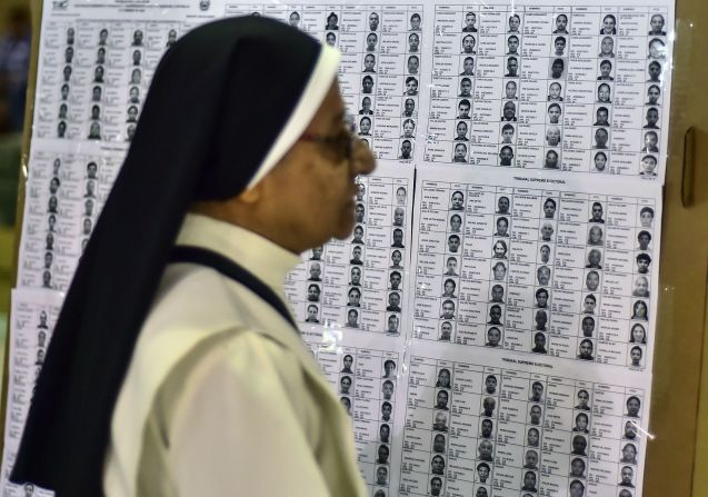 Una monja pasa por un censo electoral durante las elecciones presidenciales salvadoreñas en una mesa electoral en San Salvador, el 3 de febrero de 2019.