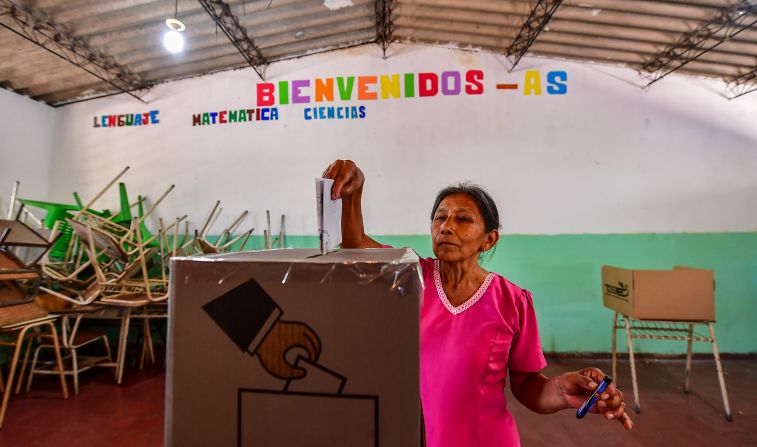 Una mujer vota en una mesa electoral en la Escuela Bernardino Villamarion en Panchimalco, durante la elección presidencial salvadoreña, el 3 de febrero de 2019.