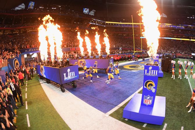 Los Rams de Los Ángeles salen al campo antes del inicio del Super Bowl LIII contra los Patriots de Nueva Inglaterra.