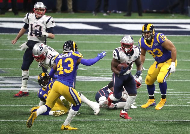 Sony Michel, de los Patriots de Nueva Inglaterra, lleva el balón contra John Johnson,de los Rams de Los Ángeles.