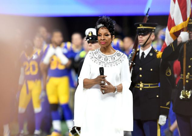 Gladys Knight se presenta antes del inicio del Super Bowl LIII, en Atlanta, Georgia.