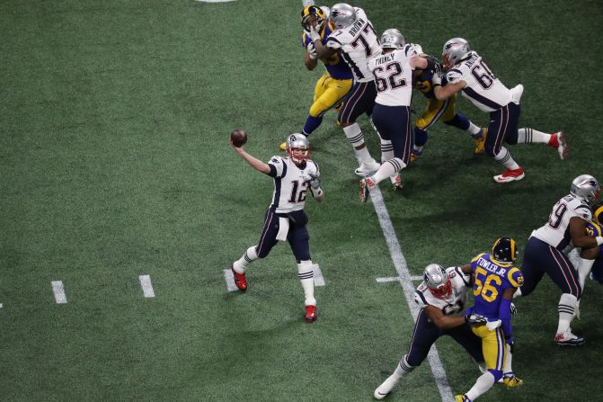 El histórico jugador Tom Brady, de los Patriots de Nueva Inglaterra, pasa en el primer cuarto contra los Rams de Los Ángeles.