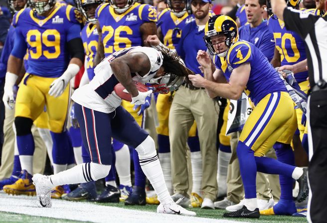 Greg Zuerlein # 4 de los Rams de Los Ángeles hace un tackle contra los Patriots de Nueva Inglaterra.