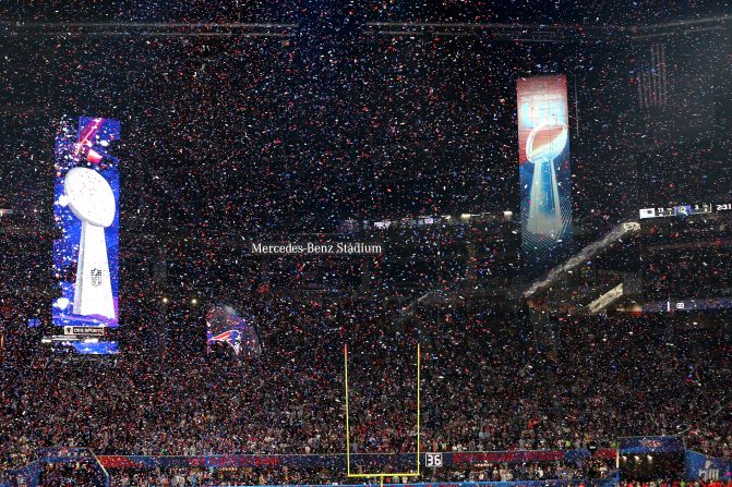 El confeti cae después de que los Patriots de Nueva Inglaterra derrotan a los Los Angeles Rams por 13-3 y ganan el Super Bowl LIII.