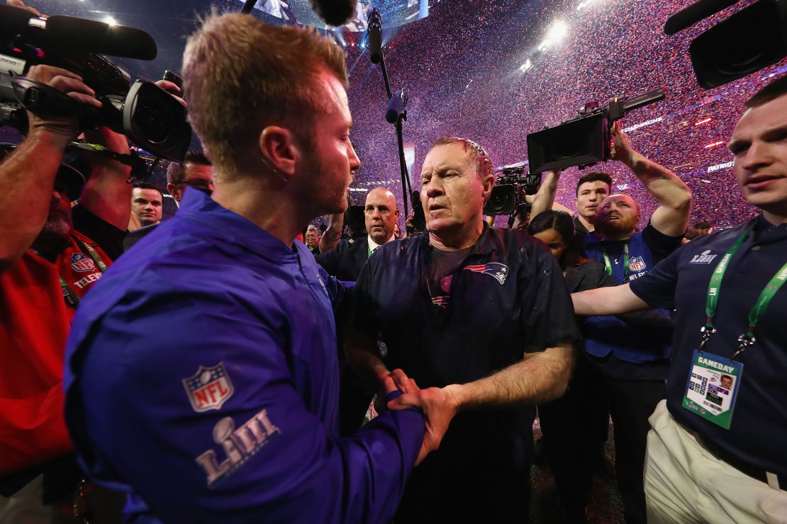 Sean McVay, entrenador en jefe de los Rams de Los Ángeles, y el entrenador en jefe Bill Belichick de los Patriots de Nueva Inglaterra, se dan la mano al final del Super Bowl LIII.