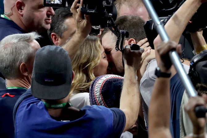 Tom Brady celebra con su esposa, la modelo brasileña Gisele Bündchen, después de su victoria 13-3 contra Los Angeles Rams, y conseguir el Super Bowl LIII en el Mercedes-Benz Stadium de Atlanta, Georgia.