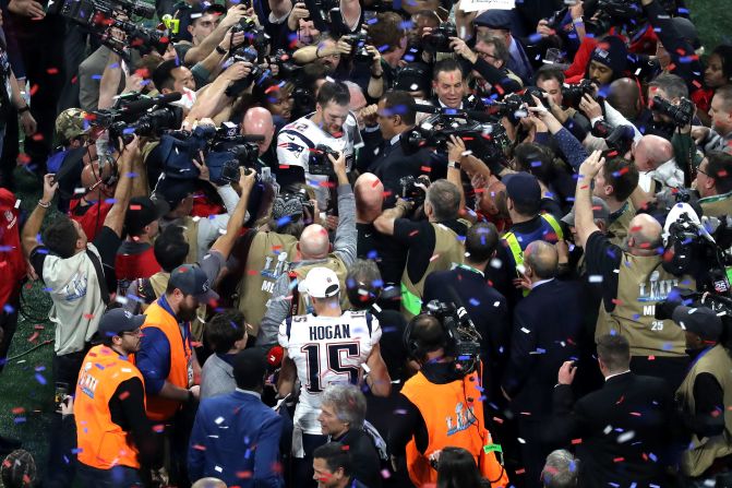 Los fotógrafos rodean a Tom Brady, de los Patriots de Nueva Inglaterra, tras derrotar por 13-3 a los Rams de Los Ángeles y ganar el Super Bowl LIII.