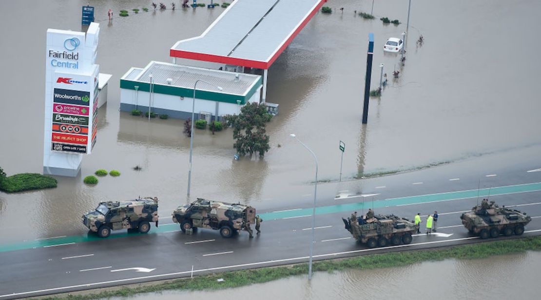 Vehículos militares en una vía inundada en Townsville, Australia.