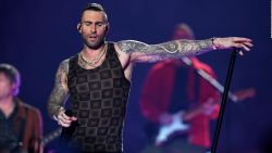 CNNE 612590 - adam levine enfrenta burlas por su show en el super bowl