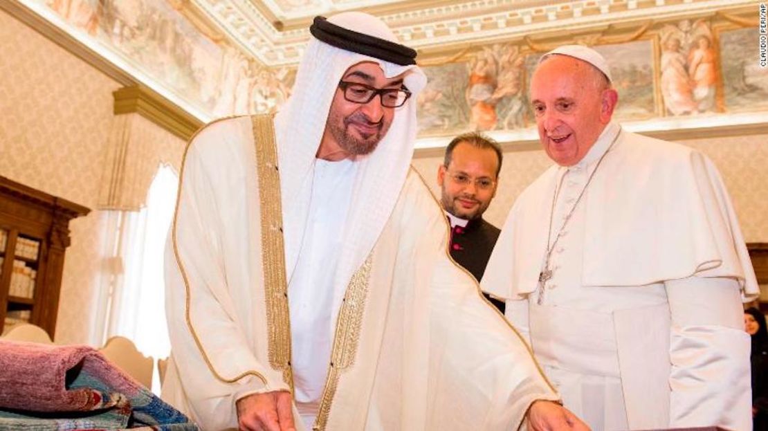 Foto de archivo. El papa Francisco junto al príncipe de Abu Dhabi, Mohammed bin Zayed al-Nahyan, en un intercambio de presentes en el Vaticano, en septiembre de 2016. (Claudio Peri/Pool Photo via AP).