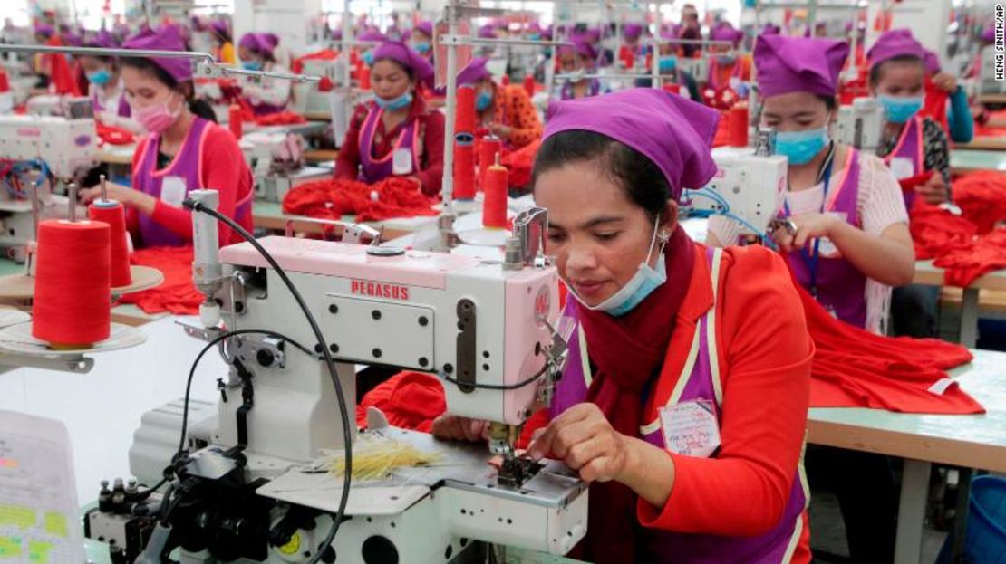 Costureras laboran en una fábrica de ropa en las afueras de Phnom Penh, Camboya.