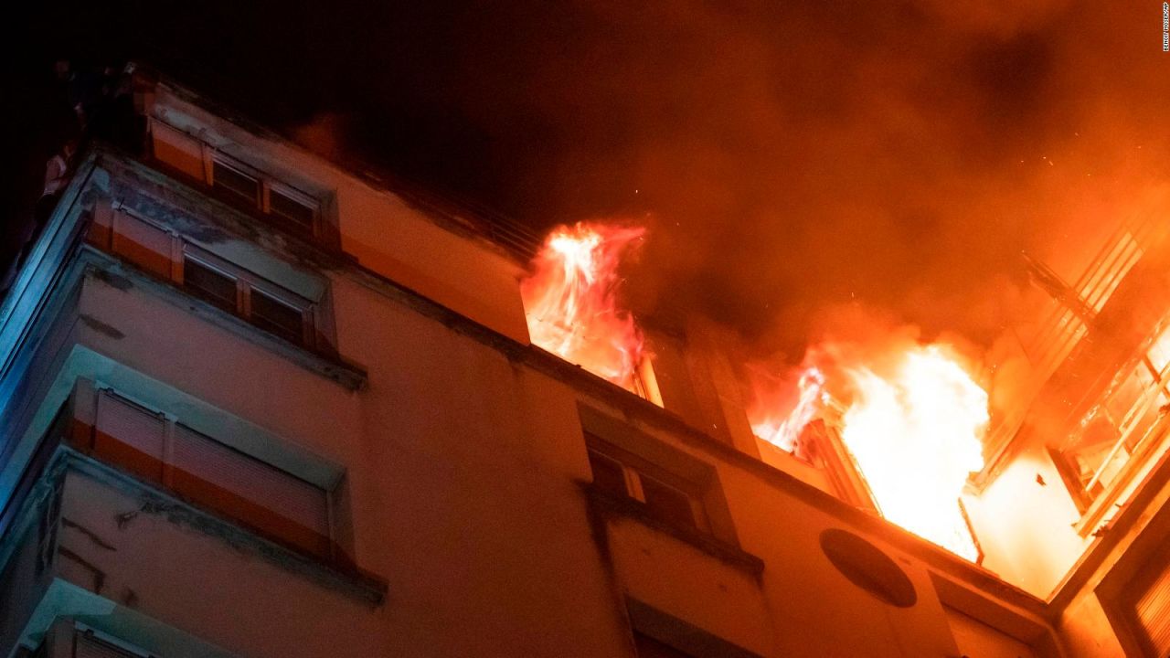 CNNE 612942 - incendio mortal en un edificio mata a al menos 10 personas