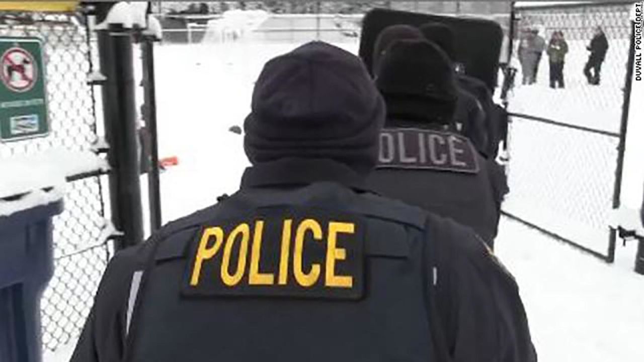 CNNE 613059 - estos policias organizan una pelea con bolas de nieve