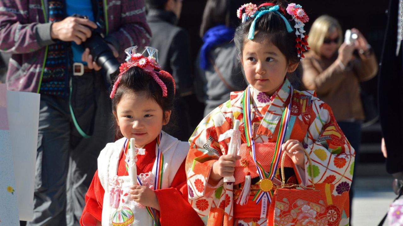 CNNE 613164 - vice primer ministro de japon culpa a las mujeres del declive poblacional