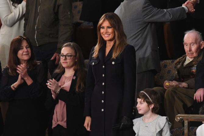 La primera dama Melania Trump sonríe al ser reconocida por la multitud antes del discurso.