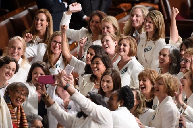 Las congresistas, vestidas de blanco, posan para una foto después de llegar a la Cámara. El Grupo de Trabajo de Mujeres Demócratas de la Cámara de Representantes invitó a mujeres de ambos partidos a vestirse de blanco como símbolo de solidaridad.