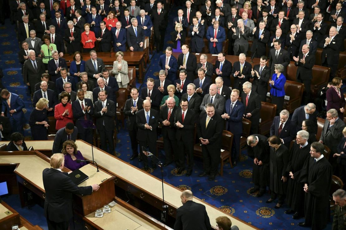 Trump ante los legisladores cuando comienza su discurso en la Cámara de Representantes.