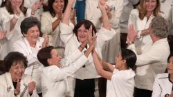 CNNE 613474 - vestidas de blanco, legisladoras democratas resaltan el poder femenino