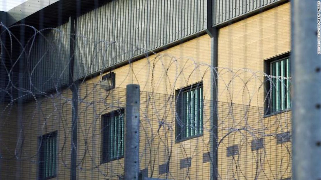 Este es el Centro de Detención Harmondsworth, cerca del Aeropuerto de Heathrow en Londres, donde se retiene a los inmigrantes indocumentados antes de ser devueltos a sus países de origen.