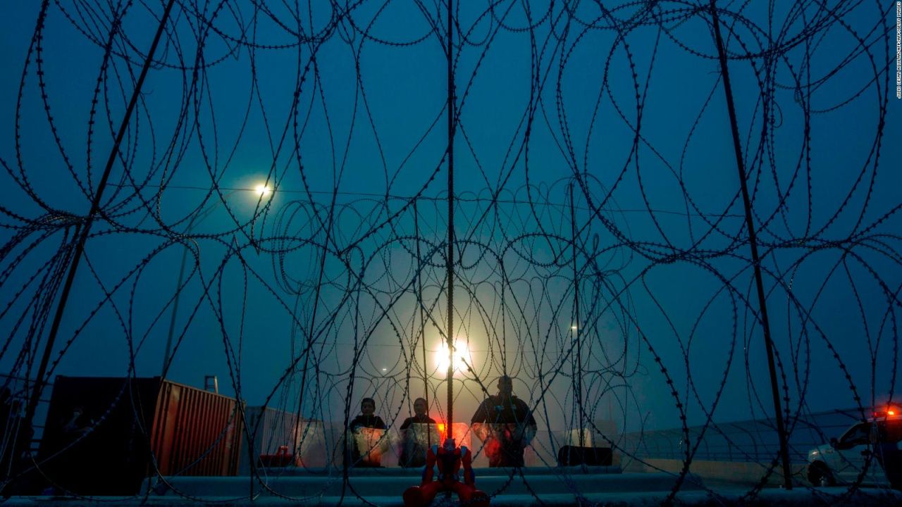 CNNE 613853 - una ciudad condena el uso de alambre de puas en la frontera