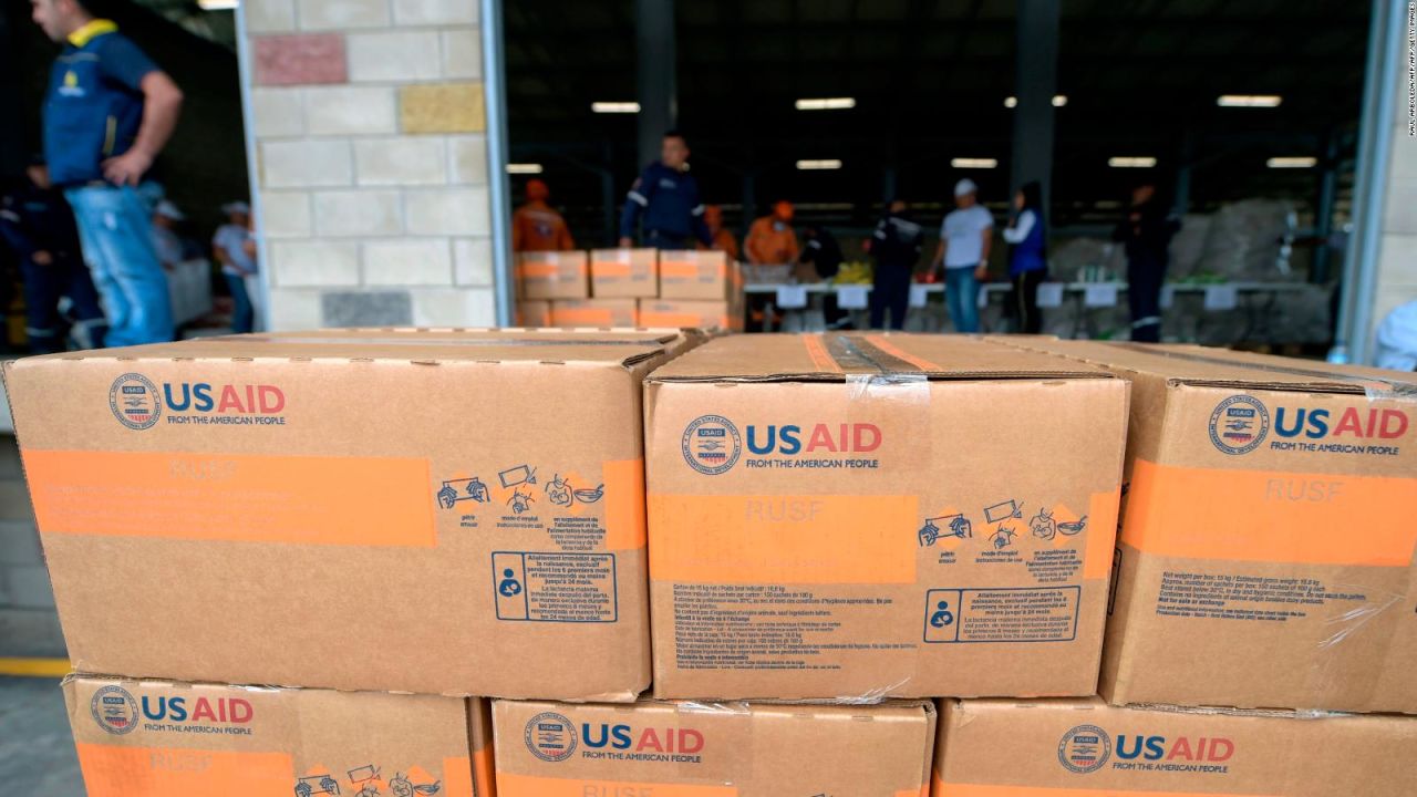 CNNE 614415 - esto contienen cajas de ayuda humanitaria para venezuela