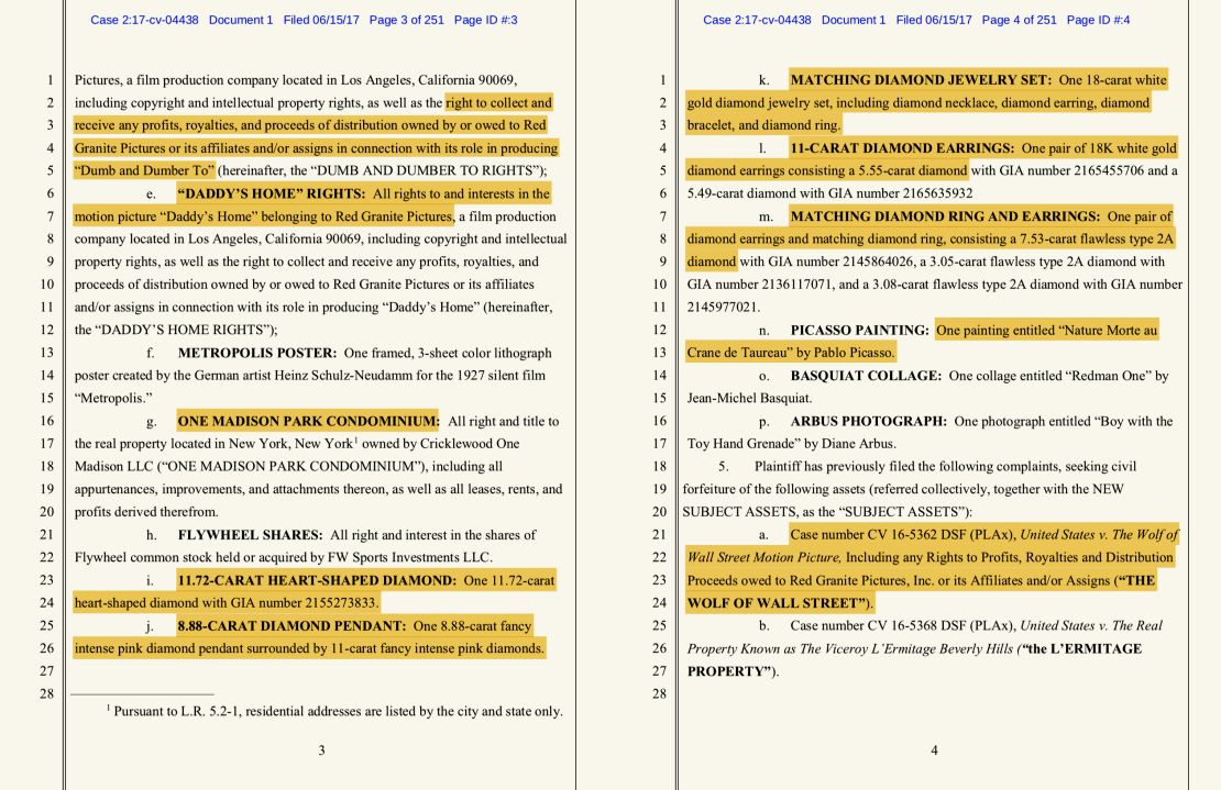 Capturas de pantalla de un documento del Departamento de Justicia de Estados Unidos en el que se enumeran los activos que son propiedad de presuntos conspiradores de 1MDB.