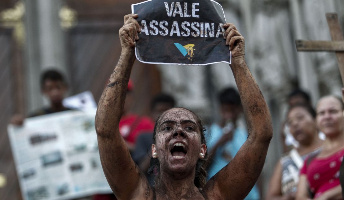 Una manifestante cubierta de barro y con un cartel que decía "Vale asesina" participa en una manifestación frente a la Catedral de Seo en Sao Paulo.