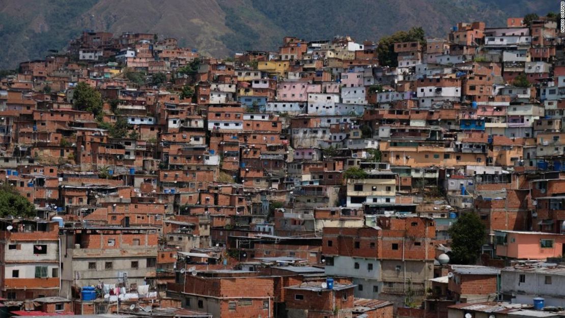 Hogar de más de 700.000 personas, el barrio Petare es el barrio pobre más grande de Sudamérica.