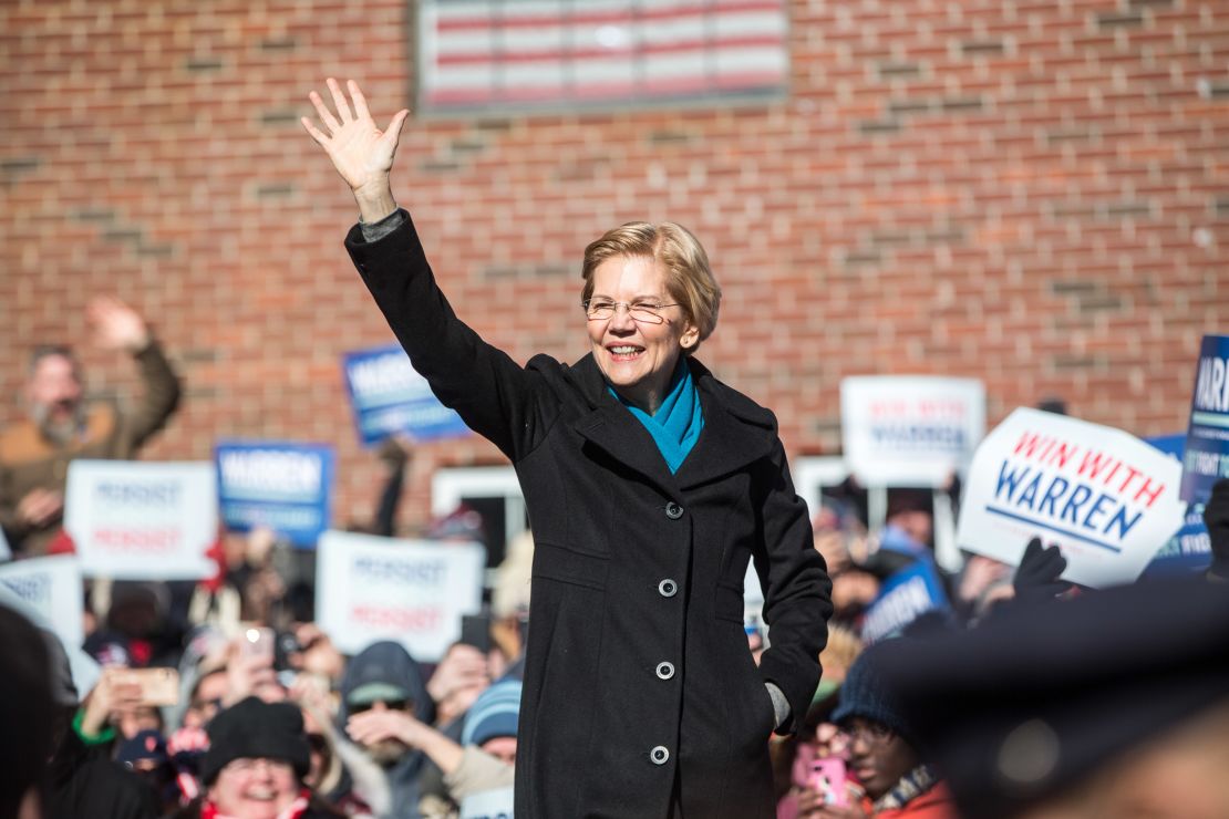 La senadora demócrata Elizabeth Warren anuncia su precandidatura para la Presidencia de Estados Unidos en en Lawrence, Massachusetts.