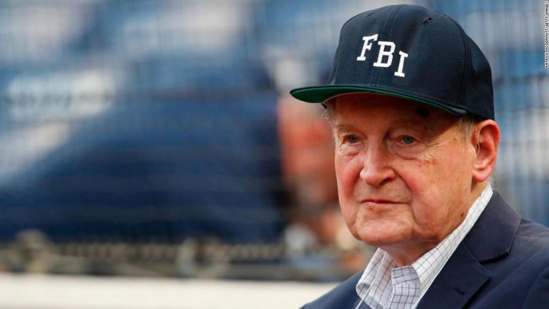 El juez William Webster, exdirector del FBI y la CIA, observa un partido entre los Bravos de Atlanta Braves y los Nacionales de Washington Nationals en Nationals Park, el 7 de agosto de 2018.