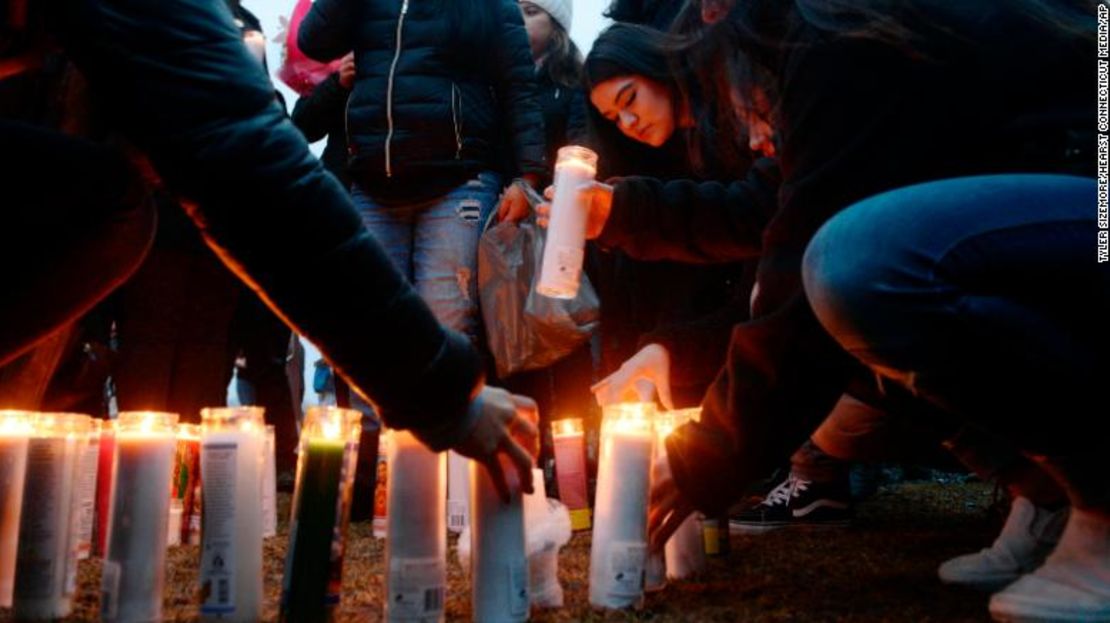 Amigos y familiares se reunieron el jueves en un parque de New Rochelle para una vigilia con velas en honor a Valerie Reyes.