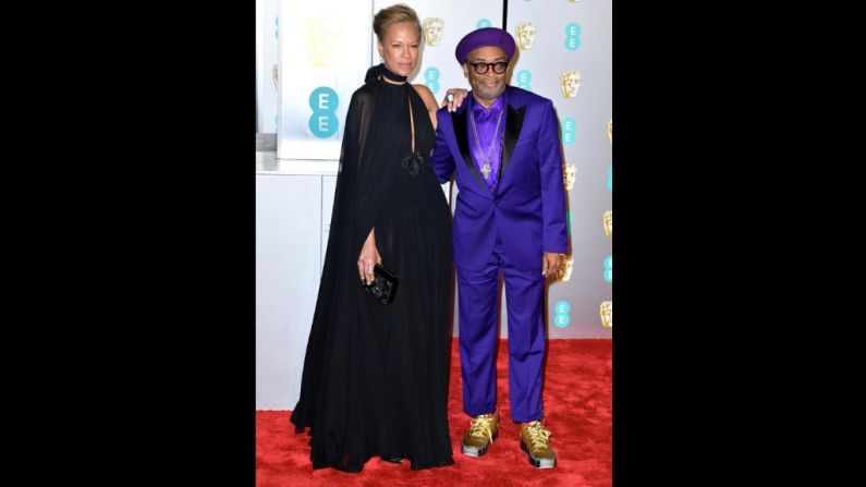 El director Spike Lee, en un traje de vibrante color púrpura y zapatos dorados.