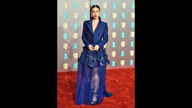 Lily Collins, en una falda de encaje superior adaptada en un llamativo color azul.