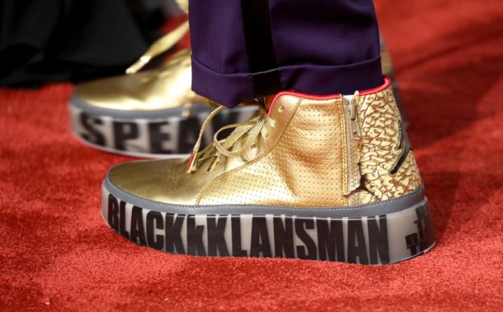 Un detalle de los zapatos elegidos por Spike Lee.