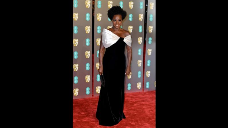 Viola Davis, en terciopelo de seda negro. Un vestido de Armani Privé, con un lazo blanco en el escote.