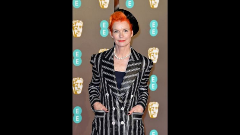 La diseñadora de vestuario británica Sandy Powell, en un traje blanco y negro, boina y perlas.