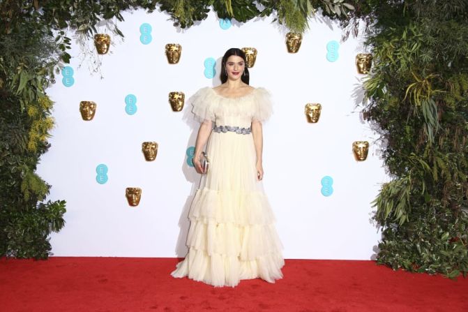 Rachel Weisz eligió un elegante aspecto con un vestido de tul en capas.