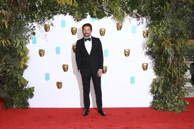 Bradley Cooper llevaba un traje de Celine clásico.