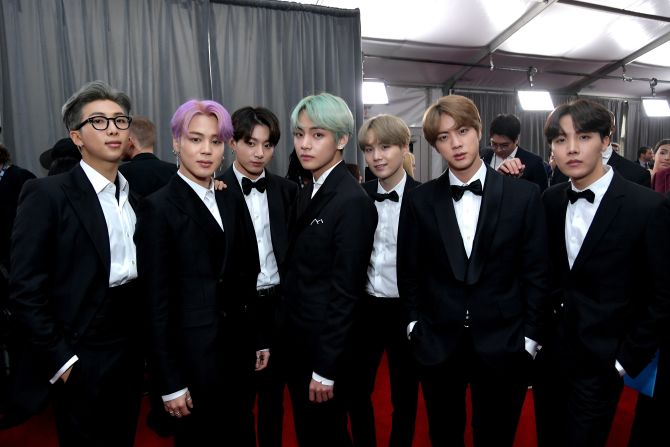 BTS asiste a la alfombra roja de la edición número 61 de los premios Grammy en el Staples Center de Los Ángeles, California.