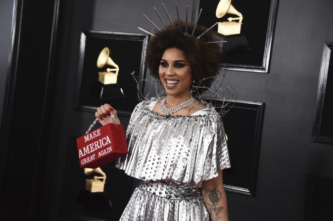 Joy Villa muestra su apoyo al muro que el presidente Donald Trump quiere construir en la frontera entre Estados Unidos y México. La parte posterior de su vestido dice "construye el muro".