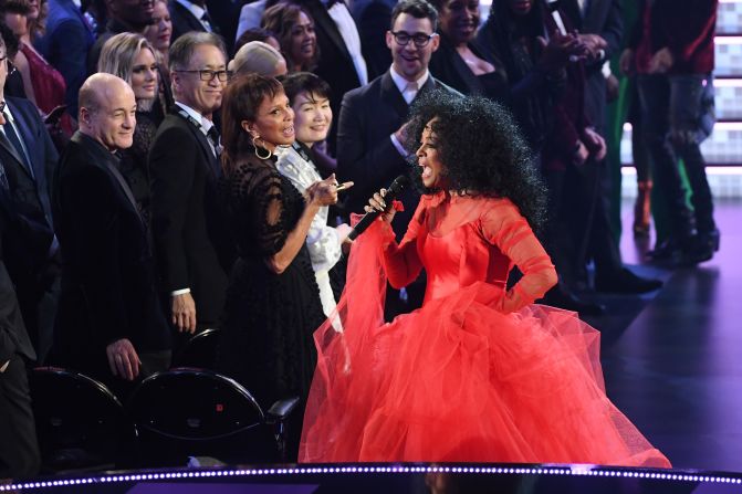 Diana Ross fue otra de las leyendas de la música que participó en la ceremonia de los Grammy. Fue invitada al escenario por su nieto.