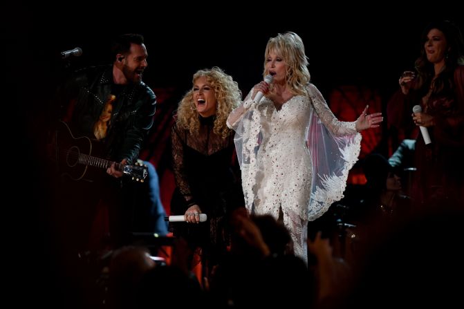 Varios cantantes rindieron homenaje a Dolly Parton, acaso la figura femenina más importante de la música country en la actualidad. En la foto, Parton con Jimi Westbrook y Kimberly Schlapman.