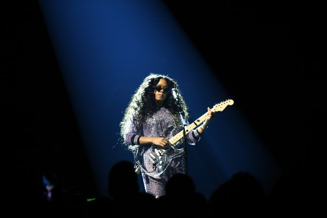 H.E.R. fue otra de las artistas que se presentó y encantó en el Staples Center de Los Ángeles, durante la ceremonia de los Grammy.