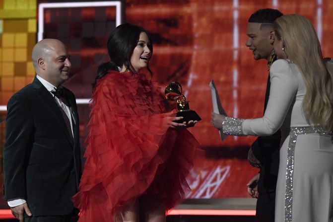 Kacey Musgraves recibe un grammy al Mejor Álbum de de Música Country.